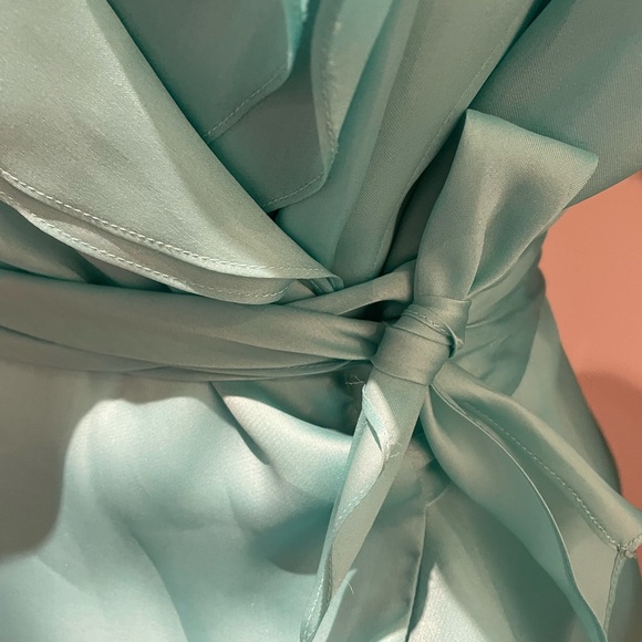 Seafoam colored silk blouse with frilly collar and sleeves. - Picture 6 of 12